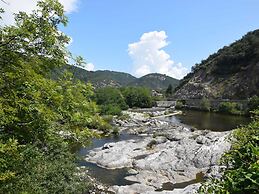 Lovely House With Grass Garden, Shared Swimmingpool, Next to the River