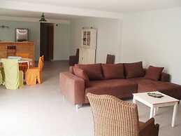 Lovely House With Grass Garden, Shared Swimmingpool, Next to the River