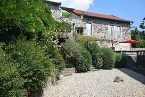 Lovely House With Grass Garden, Shared Swimmingpool, Next to the River