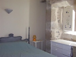 Lovely House With Grass Garden, Shared Swimmingpool, Next to the River