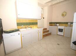 Lovely House With Grass Garden, Shared Swimmingpool, Next to the River