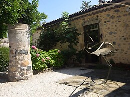 Lovely House With Grass Garden, Shared Swimmingpool, Next to the River