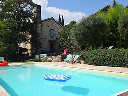 Lovely House With Grass Garden, Shared Swimmingpool, Next to the River