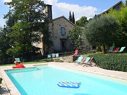 Lovely House With Grass Garden, Shared Swimmingpool, Next to the River