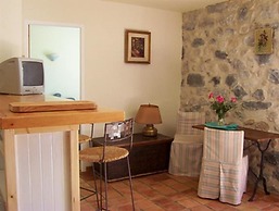 Lovely House With Grass Garden, Shared Swimmingpool, Next to the River