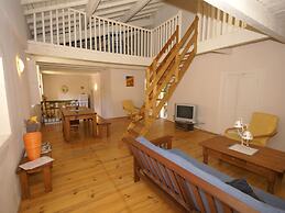 Lovely House With Grass Garden, Shared Swimmingpool, Next to the River