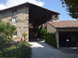 Lovely House With Grass Garden, Shared Swimmingpool, Next to the River