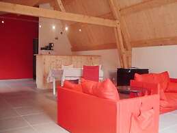 Lovely House With Grass Garden, Shared Swimmingpool, Next to the River