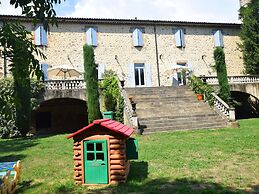 Lovely House With Grass Garden, Shared Swimmingpool, Next to the River