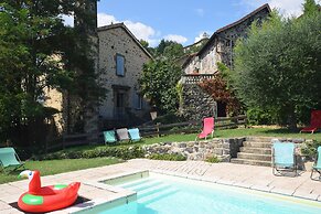 Lovely House With Grass Garden, Shared Swimmingpool, Next to the River