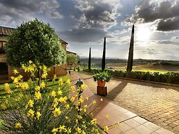 Vintage Mansion in Montepulciano With Pool
