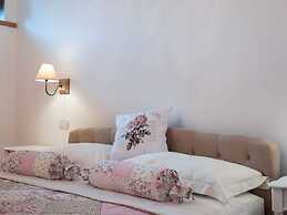 Stunning Apartment in Mombaroccio Near Metauro River