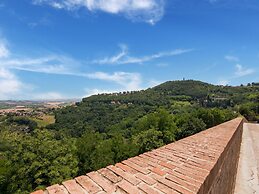 Stunning Apartment in Mombaroccio Near Metauro River