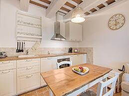 Stunning Apartment in Mombaroccio Near Metauro River