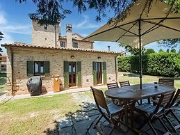 Stunning Apartment in Mombaroccio Near Metauro River