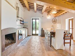 Stunning Apartment in Mombaroccio Near Metauro River