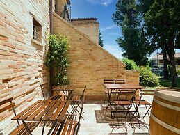 Stunning Apartment in Mombaroccio Near Metauro River