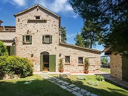 Stunning Apartment in Mombaroccio Near Metauro River