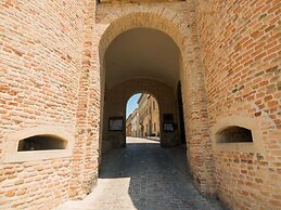 Stunning Apartment in Mombaroccio Near Metauro River