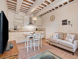 Stunning Apartment in Mombaroccio Near Metauro River