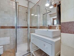 Stunning Apartment in Mombaroccio Near Metauro River