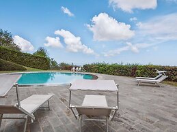 Stunning Apartment in Mombaroccio Near Metauro River