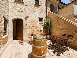 Stunning Apartment in Mombaroccio Near Metauro River