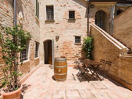 Stunning Apartment in Mombaroccio Near Metauro River