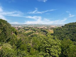 Stunning Apartment in Mombaroccio Near Metauro River