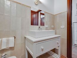 Stunning Apartment in Mombaroccio Near Metauro River