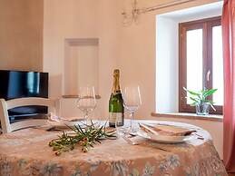 Stunning Apartment in Mombaroccio Near Metauro River