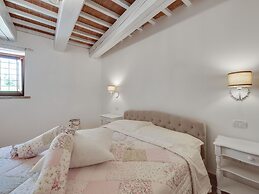 Stunning Apartment in Mombaroccio Near Metauro River