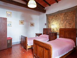 Farmhouse in Castelfranco Piandisco With Garden