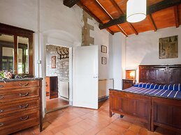 Farmhouse in Castelfranco Piandisco With Garden