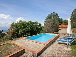 Farmhouse in Castelfranco Piandisco With Garden