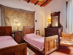 Farmhouse in Castelfranco Piandisco With Garden