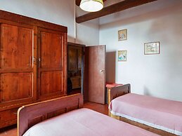 Farmhouse in Castelfranco Piandisco With Garden