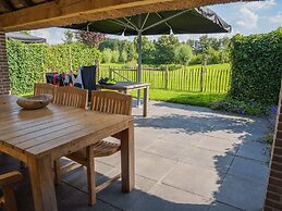 Grandeur Farmhouse in Dwingeloo at a National Park