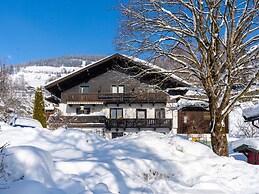 Cozy Apartment in Niedernsill Near Lake