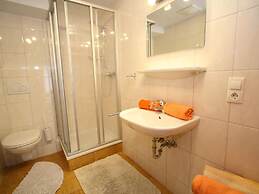 Cozy Apartment in Niedernsill Near Lake