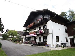 Cozy Apartment in Niedernsill Near Lake