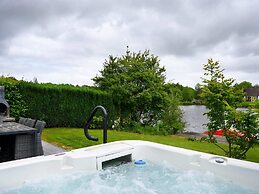 House With Sauna, Outdoor spa and Pedal Boat in Vlagtwedde