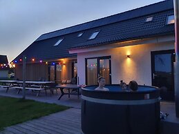 House With Sauna, Outdoor spa and Pedal Boat in Vlagtwedde