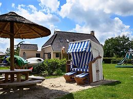 House With Sauna, Outdoor spa and Pedal Boat in Vlagtwedde