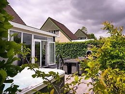 House With Sauna, Outdoor spa and Pedal Boat in Vlagtwedde