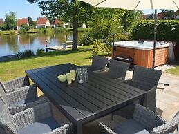 House With Sauna, Outdoor spa and Pedal Boat in Vlagtwedde