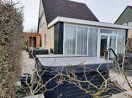 House With Sauna, Outdoor spa and Pedal Boat in Vlagtwedde