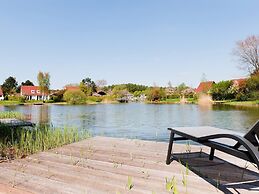 House With Sauna, Outdoor spa and Pedal Boat in Vlagtwedde