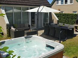 House With Sauna, Outdoor spa and Pedal Boat in Vlagtwedde