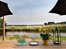 House With Sauna, Outdoor spa and Pedal Boat in Vlagtwedde